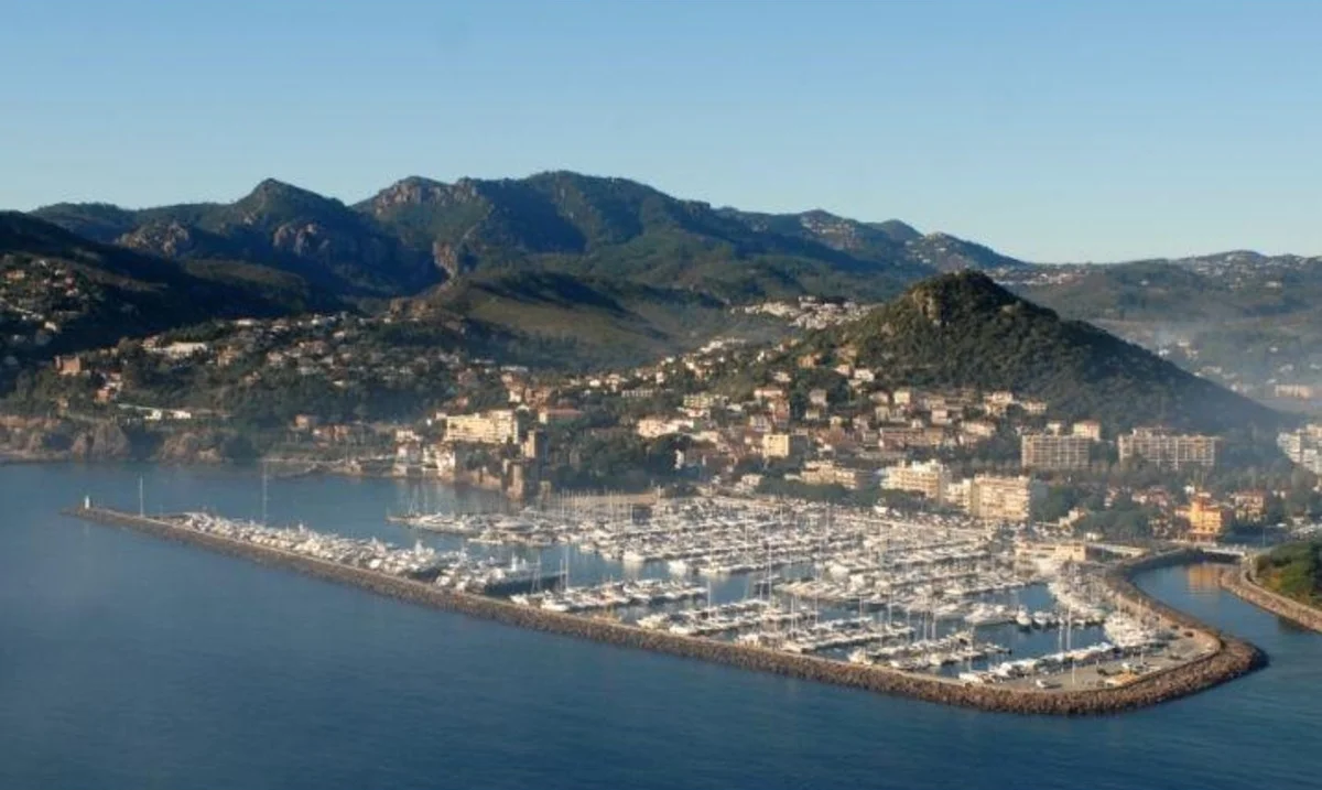 place-de-port-mandelieu-la-napoule